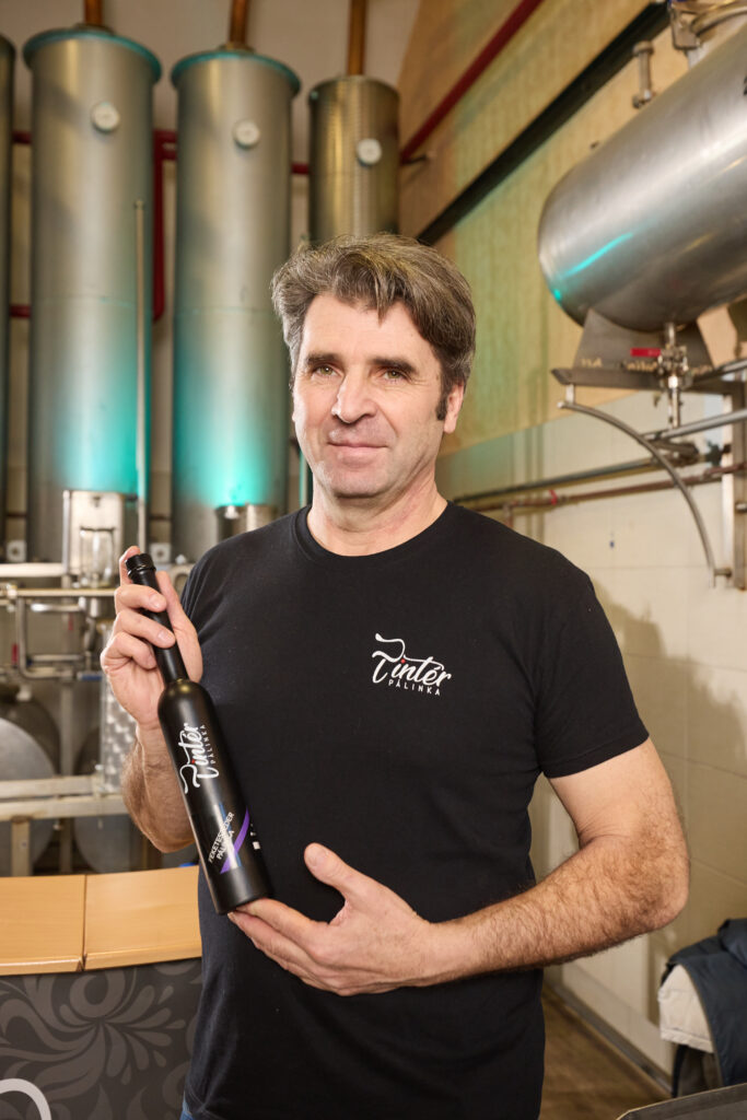 Pintér Péter feketeszeder-pálinkával